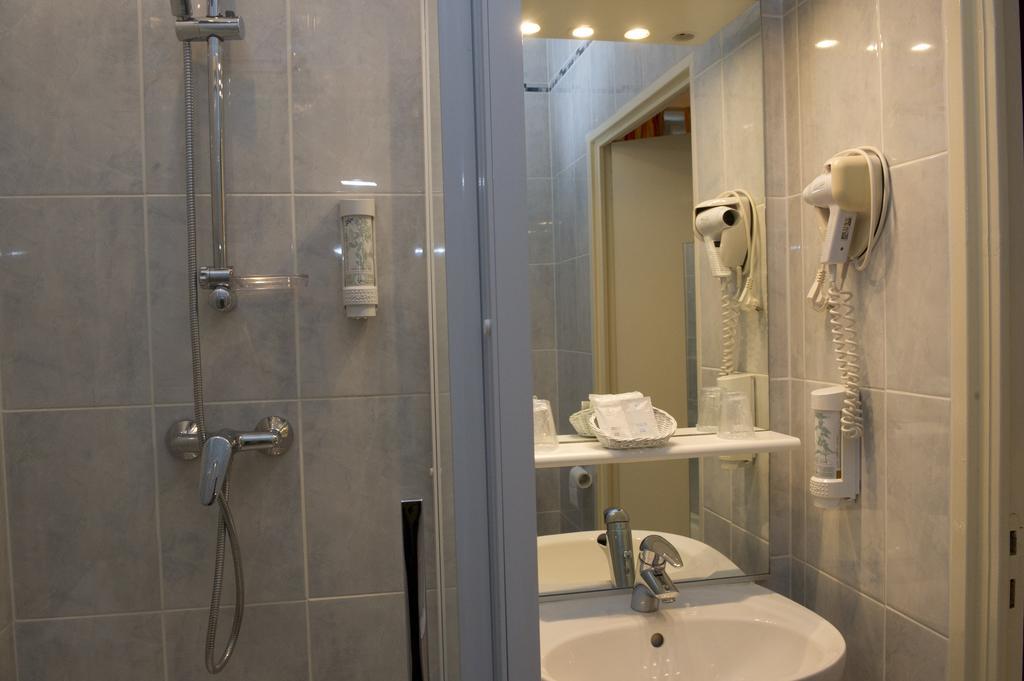 Hotel Restaurant Des Remparts Chaumont  Room photo