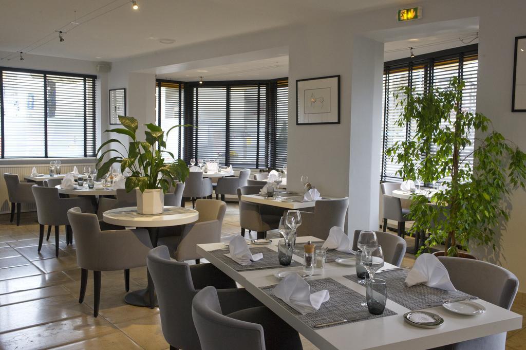 Hotel Restaurant Des Remparts Chaumont  Exterior photo
