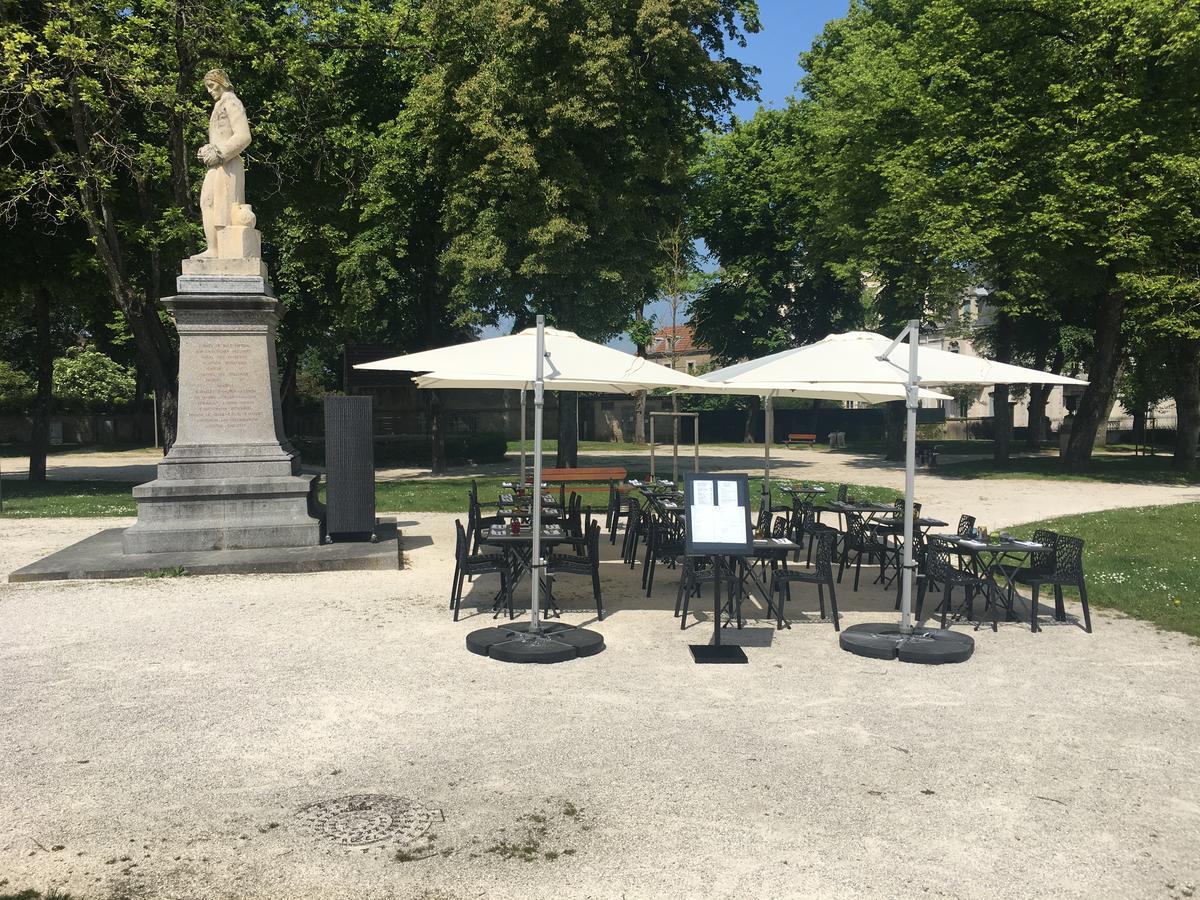 Hotel Restaurant Des Remparts Chaumont  Exterior photo